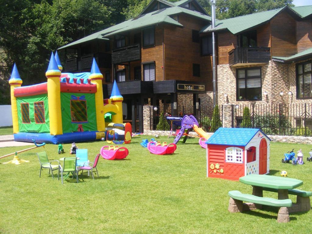 Hotel Hillden Lodge&Restaurant Drumu Carului Экстерьер фото
