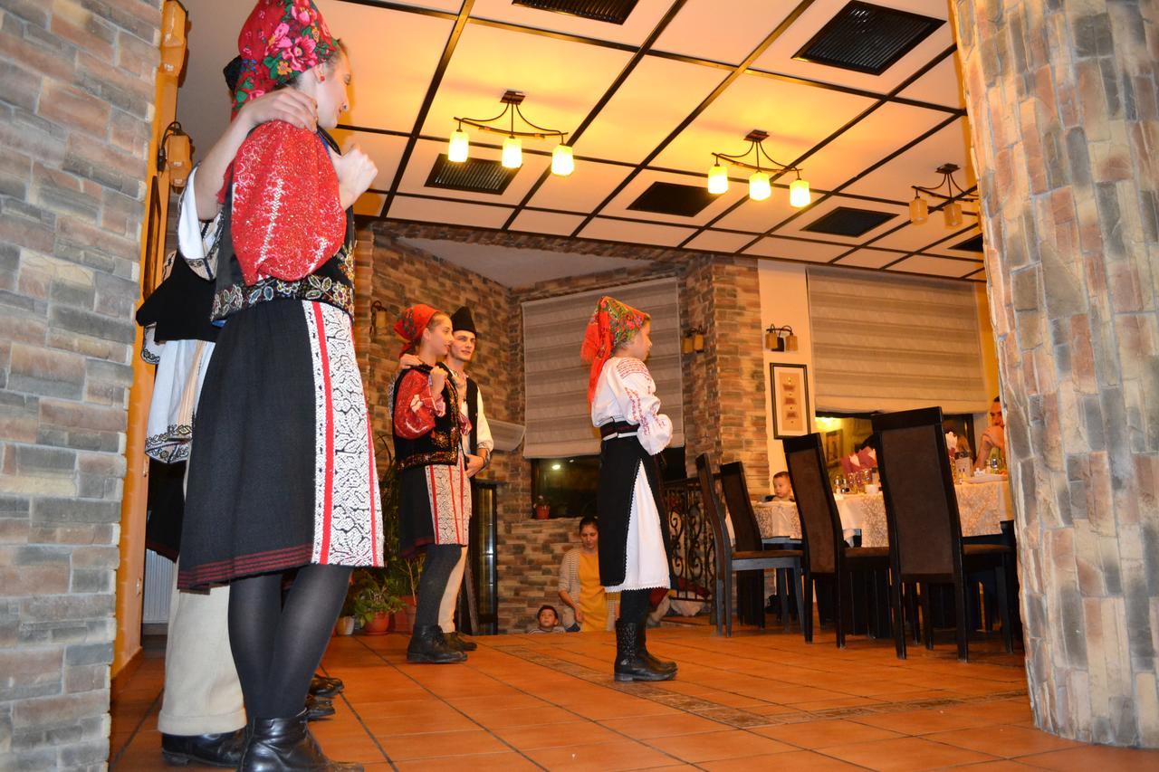 Hotel Hillden Lodge&Restaurant Drumu Carului Экстерьер фото